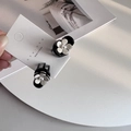 Detailopname van mini zwarte haarklemmetjes met witte cameliabloem en parelversiering - Kleine Bloemen