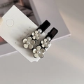 Set di fermagli minimalisti con fiori di camelia color crema e perle bianche finte - Stile Due Fiori