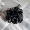 Pinza per capelli a fiore in raso nero con strass su una rivista di moda elegante - Stile Fiore in Tessuto / Nero