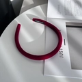 Dettaglio del cerchietto in velluto rosso scuro con etichetta fatta a mano su tessuto - Rosso