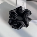 Eleganter schwarzer Satin-Scrunchie mit funkelnden silbernen Strassstreifen auf weißem Grund - Schwarz