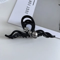 Dettaglio molletta per capelli in resina nera con fiore d'argento e perle lucide - Grigio