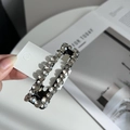 Dettaglio di un fermaglio per capelli rettangolare con strass su carta nyunyu - Stile Quadrato