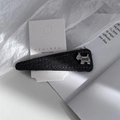 Detalle de pinza para el pelo negra mate con adorno de perro de diamantes y costuras - Gris
