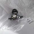 Dettaglio di elegante fermaglio nero per capelli con cristallo grigio e perla finta - Stile Perla e Strass