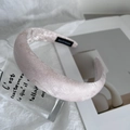Vue détaillée d'un serre-tête en satin rose fait main sur tissu avec décor en verre - Rose Clair