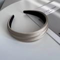 Detailaufnahme des champagnerfarbenen Stirnbandes mit Plissee-Textur und Glanzeffekt - Khaki