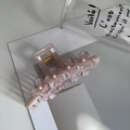 Dettaglio della grande pinza per capelli rosa con fiori in acrilico e perle - Rosa