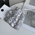 Dettaglio di fermagli per capelli con perle e strass in tessuto grigio argento plissettato - Blu