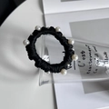 Dettaglio di elastico per capelli in seta nera con eleganti perle bianche su vetro - Nero
