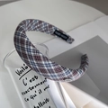 Dettaglio del cerchietto in tessuto scozzese con etichetta fatta a mano e bottone - Stile a Quadri / Quadri Multicolore