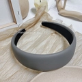 Vue détaillée du serre-tête en cuir gris à motif litchi avec un design rembourré épais - Gris foncé
