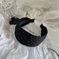 Dettaglio di un cerchietto largo nero con paillettes argentate lucide su tessuto - Stile Diamante Piccolo