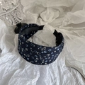 Dettaglio del cerchietto floreale blu scuro con tessuto plissettato vintage e piccoli fiori - Floreale Blu