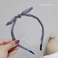 Détail d'un serre-tête en satin gris avec nœud torsadé et embouts confortables - Bleu Brume