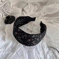 Dettaglio di fascia per capelli larga con fiori rosa su tessuto nero di alta qualità - Motivo Mickey Paisley