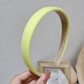 Dettaglio del cerchietto imbottito giallo neon con fodera interna in velluto antiscivolo - Giallo chiaro