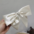 Detalle del lazo para el pelo en satén blanco crema con textura sedosa y brillante - Lazo Grande Blanco / Beige