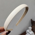 Primer plano de diadema de cuero sintético blanco crema con textura granulada y forro suave - 1.5cm / crema