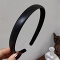 Detalle de la textura de piel sintética y el diseño minimalista de la diadema negra estrecha - 1.5cm / Negro