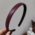 Detalle de una diadema fina de cuero sintético en color burdeos oscuro con diseño minimalista - 1.5cm / Burdeos