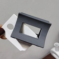 Dettaglio della pinza per capelli quadrata grigio scuro opaco con design geometrico - Grigio