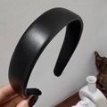 Vista detallada de la diadema gruesa de cuero PU negro con elegante textura vintage - 3cm / Negro