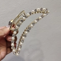 Détail de la pince à cheveux en alliage doré ornée de perles et de strass brillants - Style Perle Artificielle et Strass