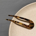 Dettaglio di forcina per capelli a U con finitura leopardata in acetato lucido - Stampa Leopardata Scura