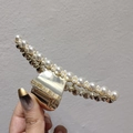 Détail d'une grande pince à cheveux en alliage doré avec perles et strass élégants - Style Perle