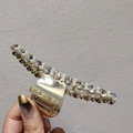 Dettaglio del fermaglio per capelli dorato con strass scintillanti e perle bianche - Strass e Piccola Perla