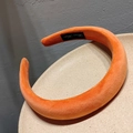 Detalle de diadema de terciopelo naranja hecha a mano con etiqueta interior blanca - Naranja