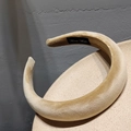 Detalle de diadema acolchada de terciopelo beige con etiqueta "Hand Made" artesanal - Caqui