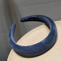 Primer plano de diadema de terciopelo azul oscuro con etiqueta interior de Hand Made - Azul Marino