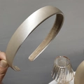 Detalle de diadema ancha de satén oro champán con forro antideslizante de terciopelo suave - Albaricoque