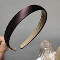 Detalle de diadema de satén marrón oscuro con acabado de seda y forro de terciopelo antideslizante - Café Oscuro