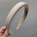Dettaglio del cerchietto imbottito color champagne con trama in tessuto fine e spesso - Cachi
