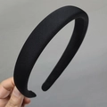 Dettaglio dell'imbottitura in spugna spessa e della trama del tessuto di questo cerchietto nero - Nero