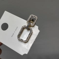 Eleganter goldener geometrischer Haarclip mit weißen Perlen und glitzernden Strasssteinen - Quadratisch