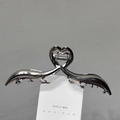 Eleganter silberner Haarklammer aus Metall mit hohlem Herzdesign auf weißer Karte - Silber
