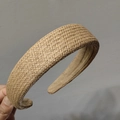 Detailansicht des breiten geflochtenen Stroh Stirnbandes mit natürlichem Schrägmuster - Khaki