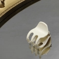Dettaglio della mini pinza per capelli bianco crema con finitura lucida e riflesso - Beige
