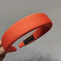Primer plano de la diadema de esponja naranja hecha a mano con tejido grueso - Naranja