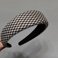 Nahaufnahme eines dicken Hahnentritt-Haarreifens mit gewebter Tweed-Textur und schwarzem Futter - Khaki Grober Hahnentritt