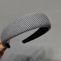 Detail eines gepolsterten Haarreifens mit Hahnentrittmuster und rutschfestem Innenfutter - Schwarz Feiner Hahnentritt