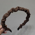 Detalle de diadema de pana marrón con diseño plisado y protectores de tela suave - café