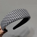 Detail eines gepolsterten Haarreifs mit Hahnentrittmuster und Stofftextur - Schwarz Grober Hahnentritt