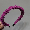 Vista detallada de la diadema morada de pana con textura plisada y puntas antideslizantes - Rosa Rojo