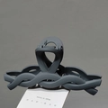 Dettaglio di un fermaglio per capelli grigio scuro opaco con design a trama ondulata unica - Grigio Blu