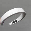 Primer plano de diadema acolchada blanca con textura de tela y etiqueta hecha a mano - Blanco